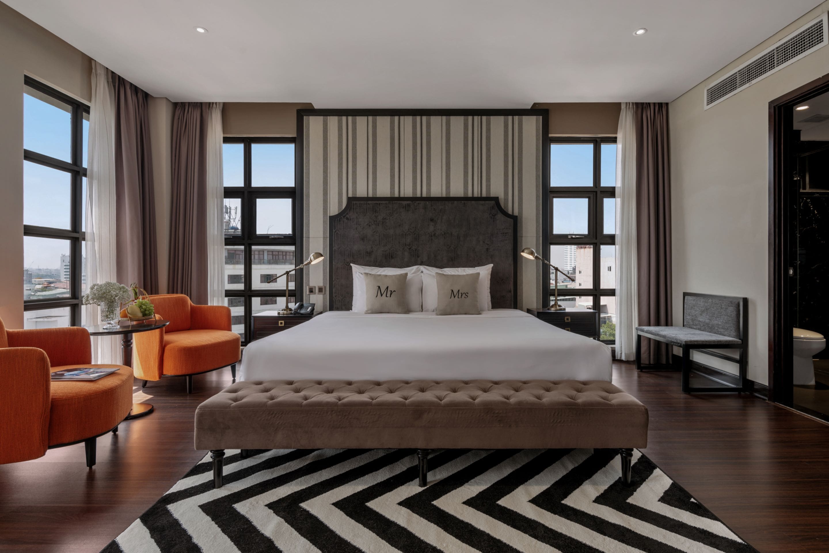 2 bedrooms, premium bedding, minibar, in-room safe