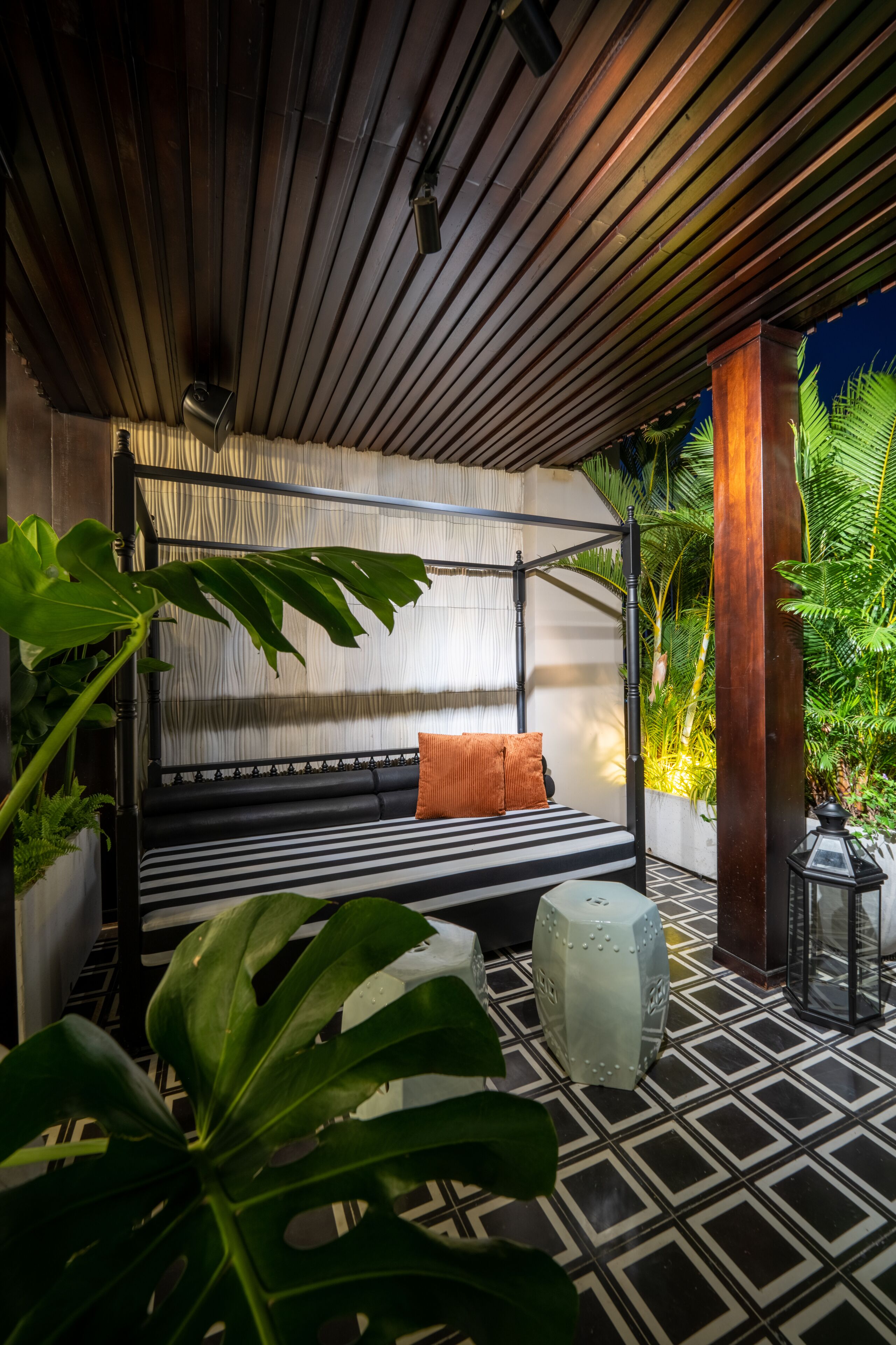 outdoor pool, open 6:00 am to 9:00 pm, pool loungers