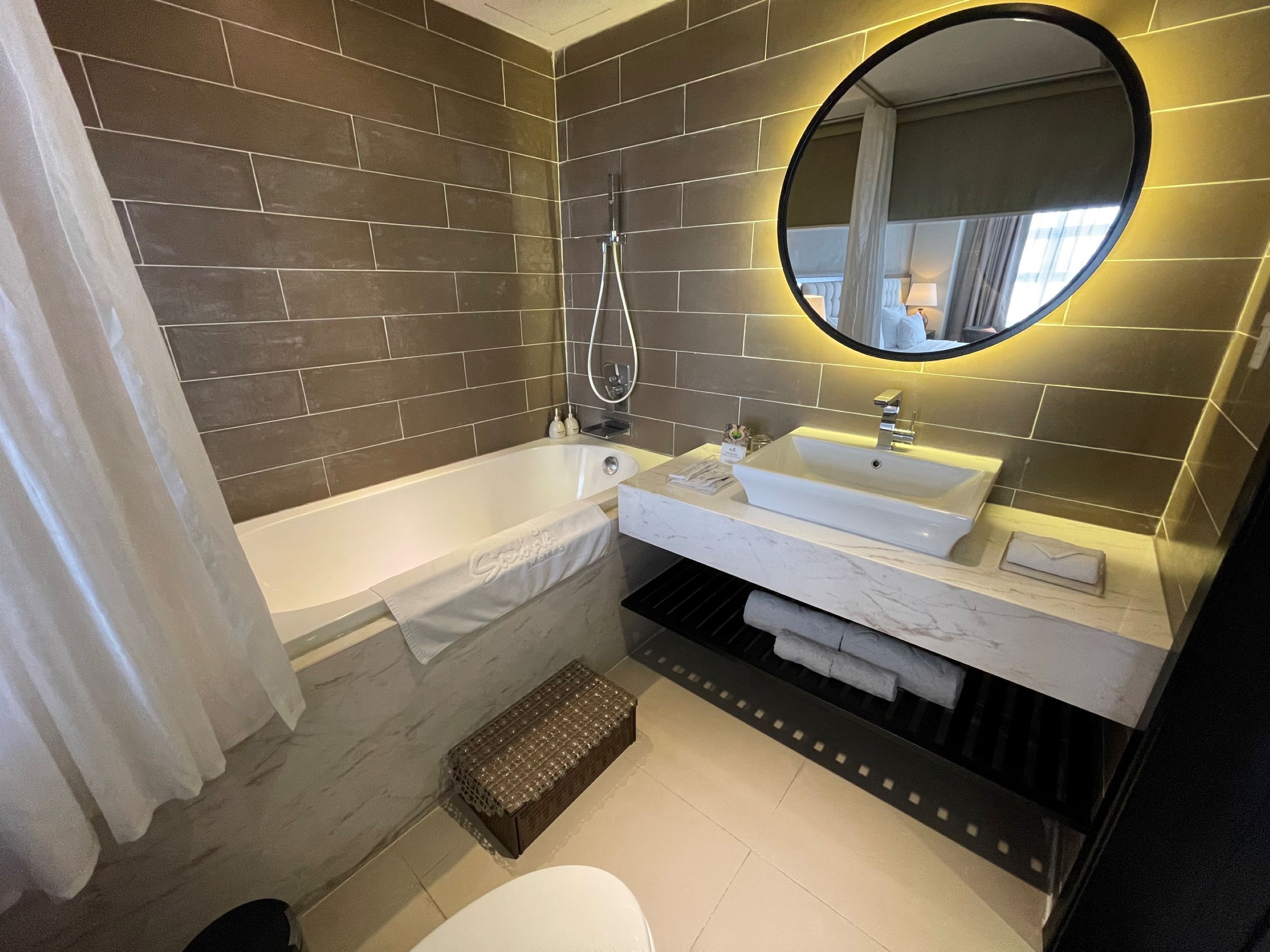 shower, rainfall showerhead, free toiletries, hair dryer