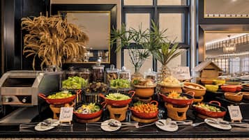 Se sirven desayunos, comidas, cenas y cocina asiática