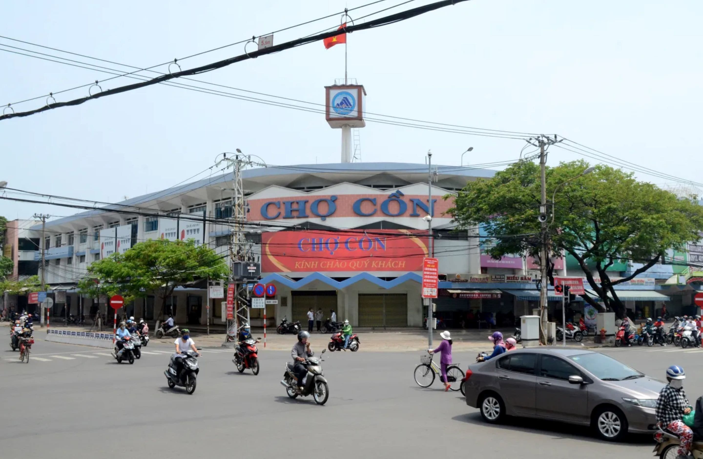 A busy street with a large building labeled "CHQ CON".