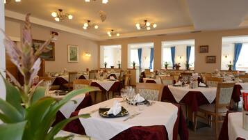 Breakfast, lunch, dinner served; local cuisine