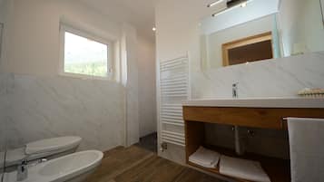 Shower, rainfall showerhead, free toiletries, hair dryer