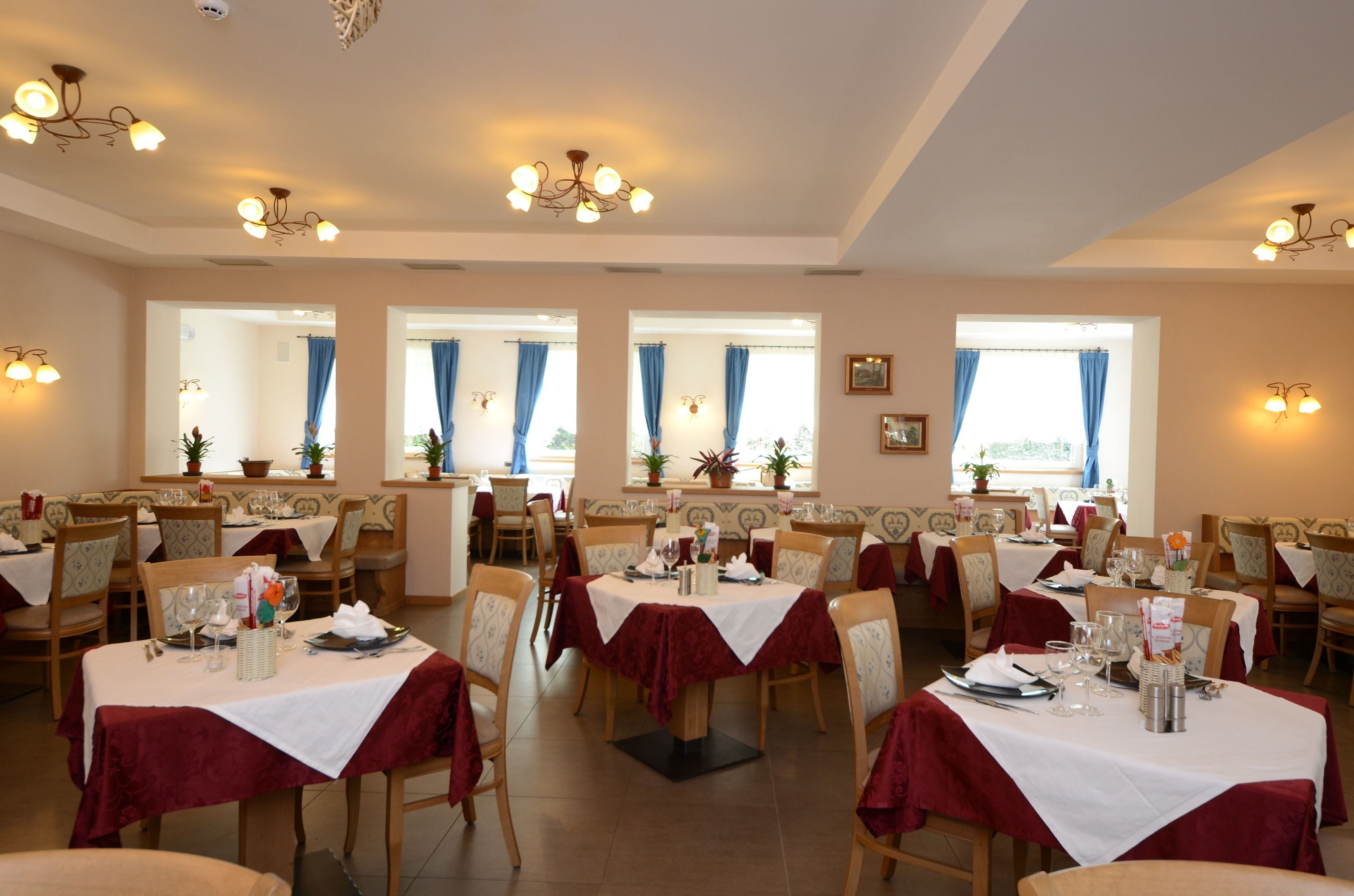 Petit déjeuner et déjeuner servis sur place, spécialités Cuisine locale