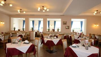 Petit déjeuner et déjeuner servis sur place, spécialités Cuisine locale