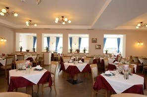 Se sirven desayunos, almuerzos, cenas y cocina local