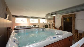 Indoor spa tub