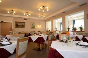 Breakfast, lunch and dinner served - Park Hotel Avisio (Soraga)
