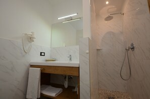 Dreibettzimmer | Badezimmer