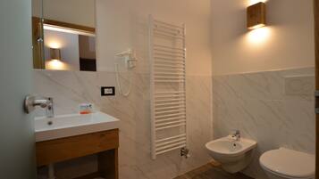 Shower, rainfall showerhead, free toiletries, hair dryer