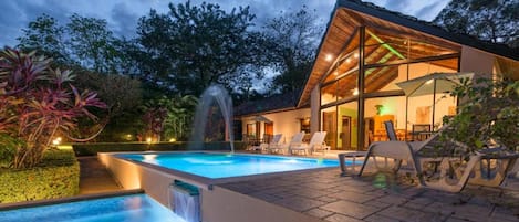 2 piscinas externas, espreguiçadeiras