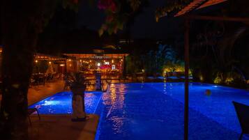 2 outdoor pools, pool loungers