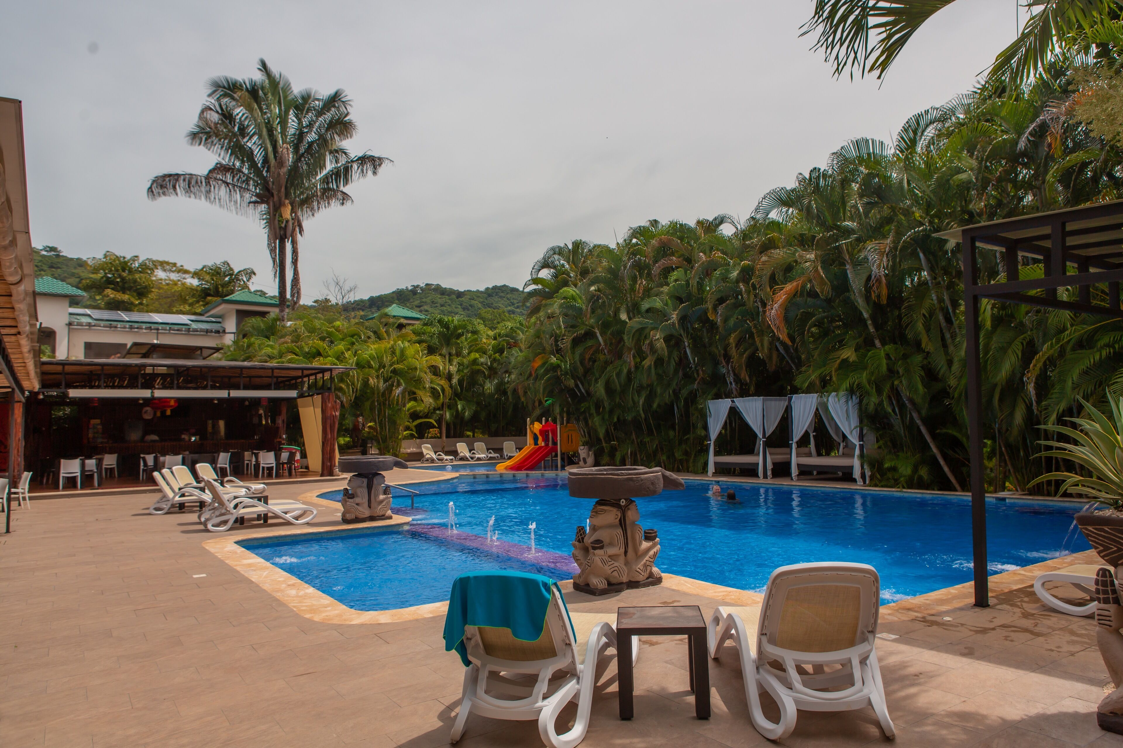 2 piscinas al aire libre, sillones reclinables de piscina