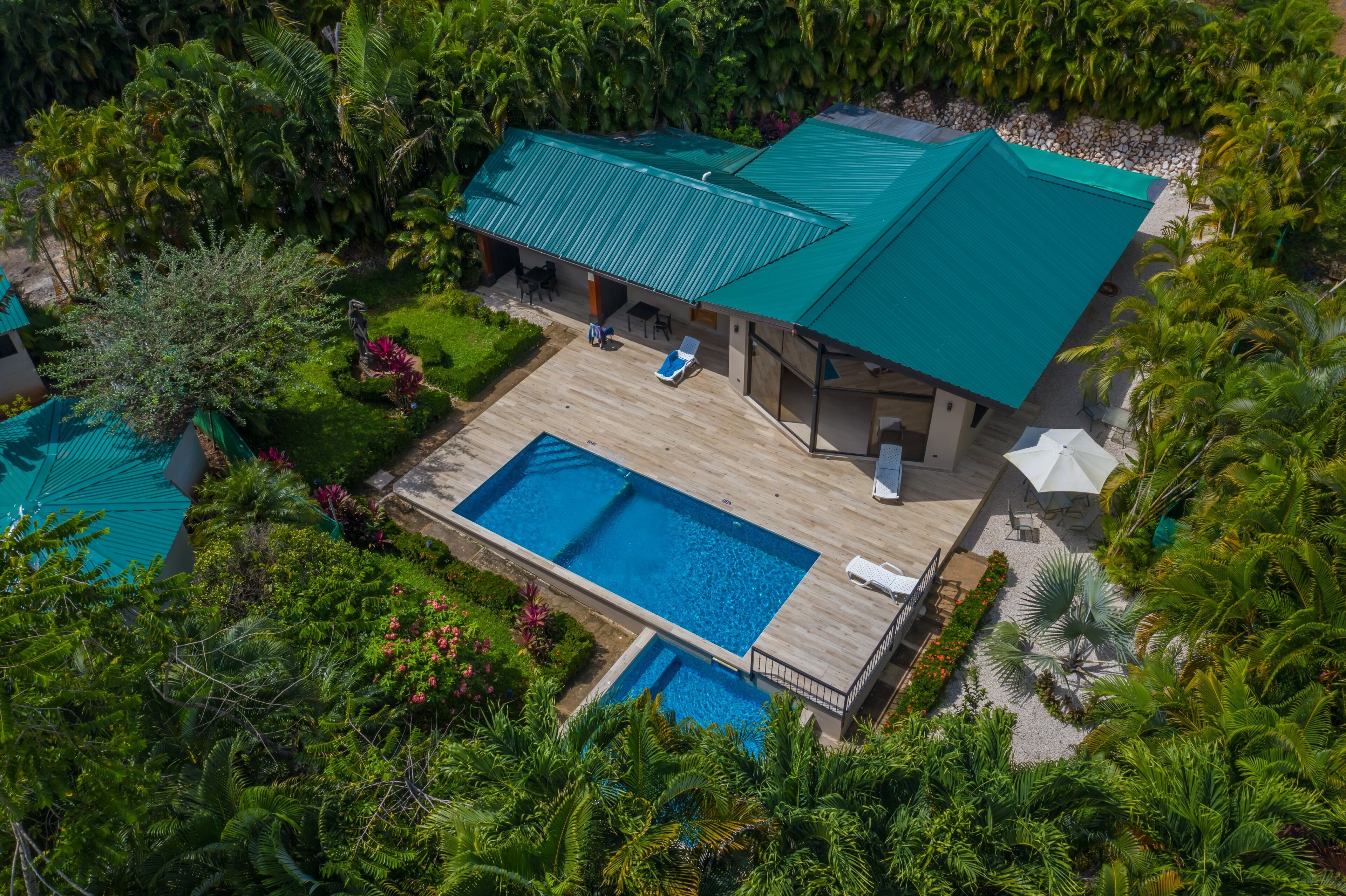 2 albercas al aire libre y camastros 