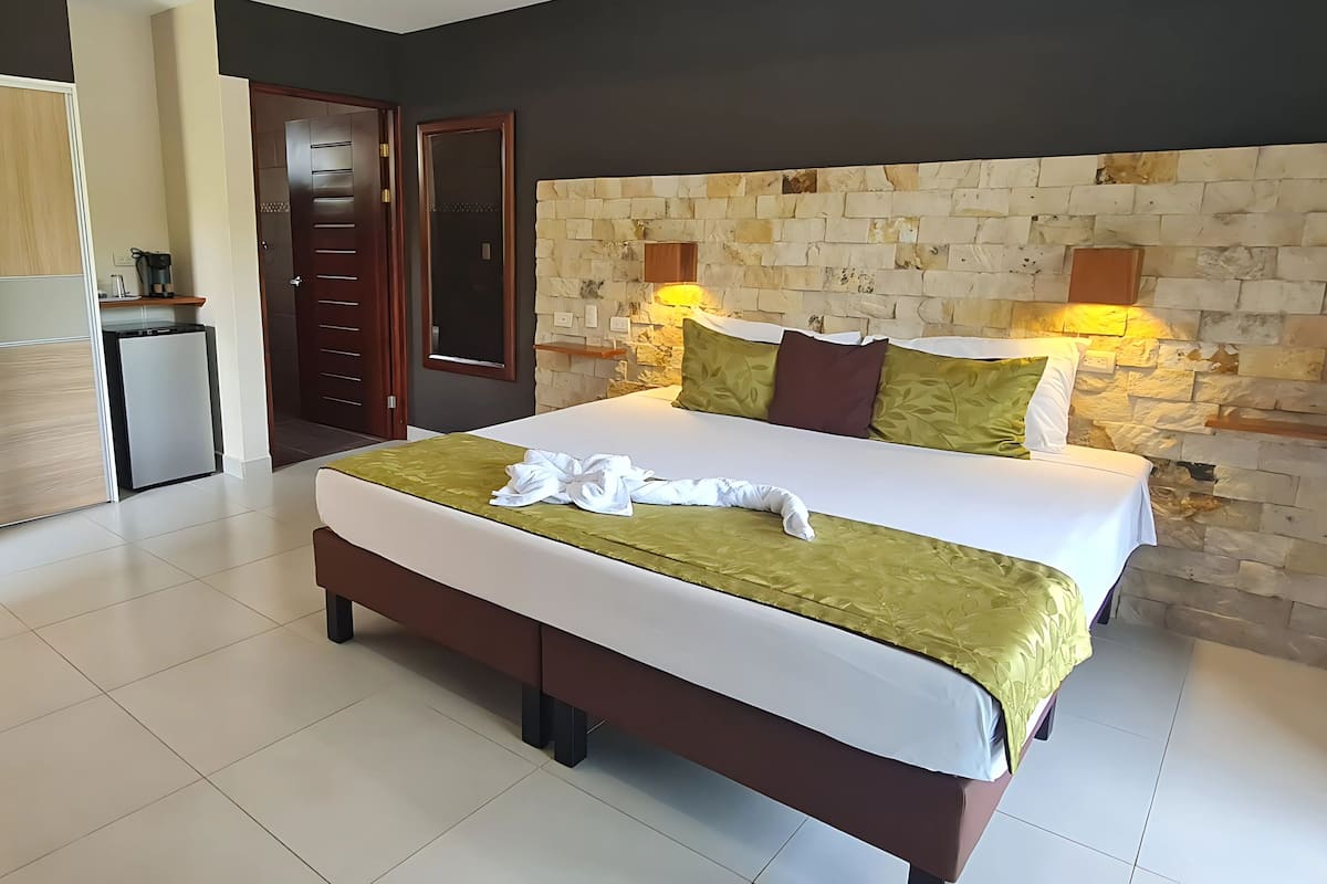 Superior-Zimmer, 1 King-Bett | 2 Schlafzimmer, hochwertige Bettwaren, Minibar, Zimmersafe