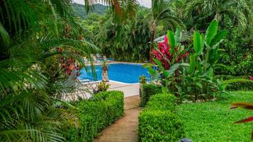 2 outdoor pools, pool loungers