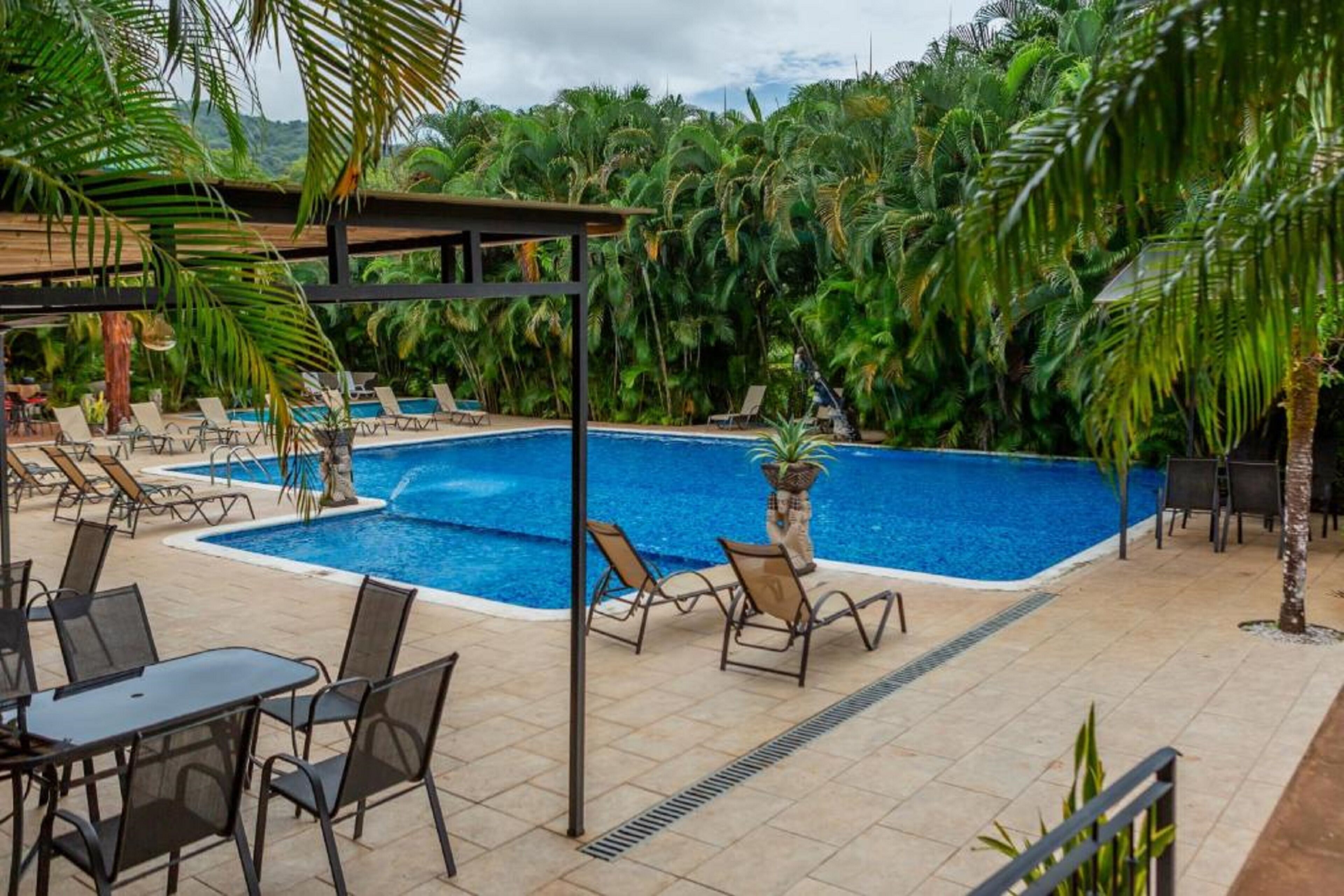 2 outdoor pools, pool loungers