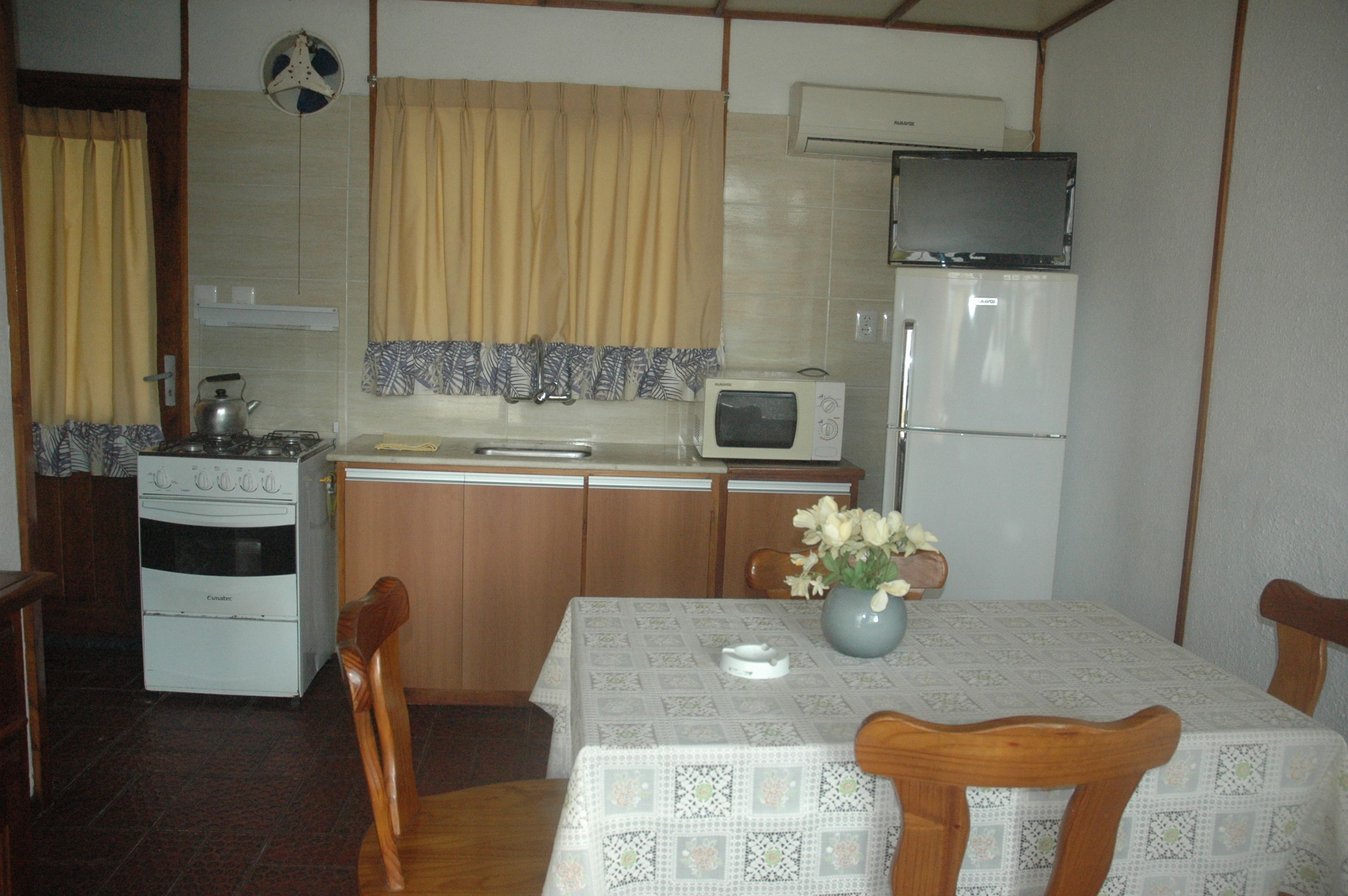 Cocina privada | Refrigerador con congelador, microondas, horno y parrilla de estufa 