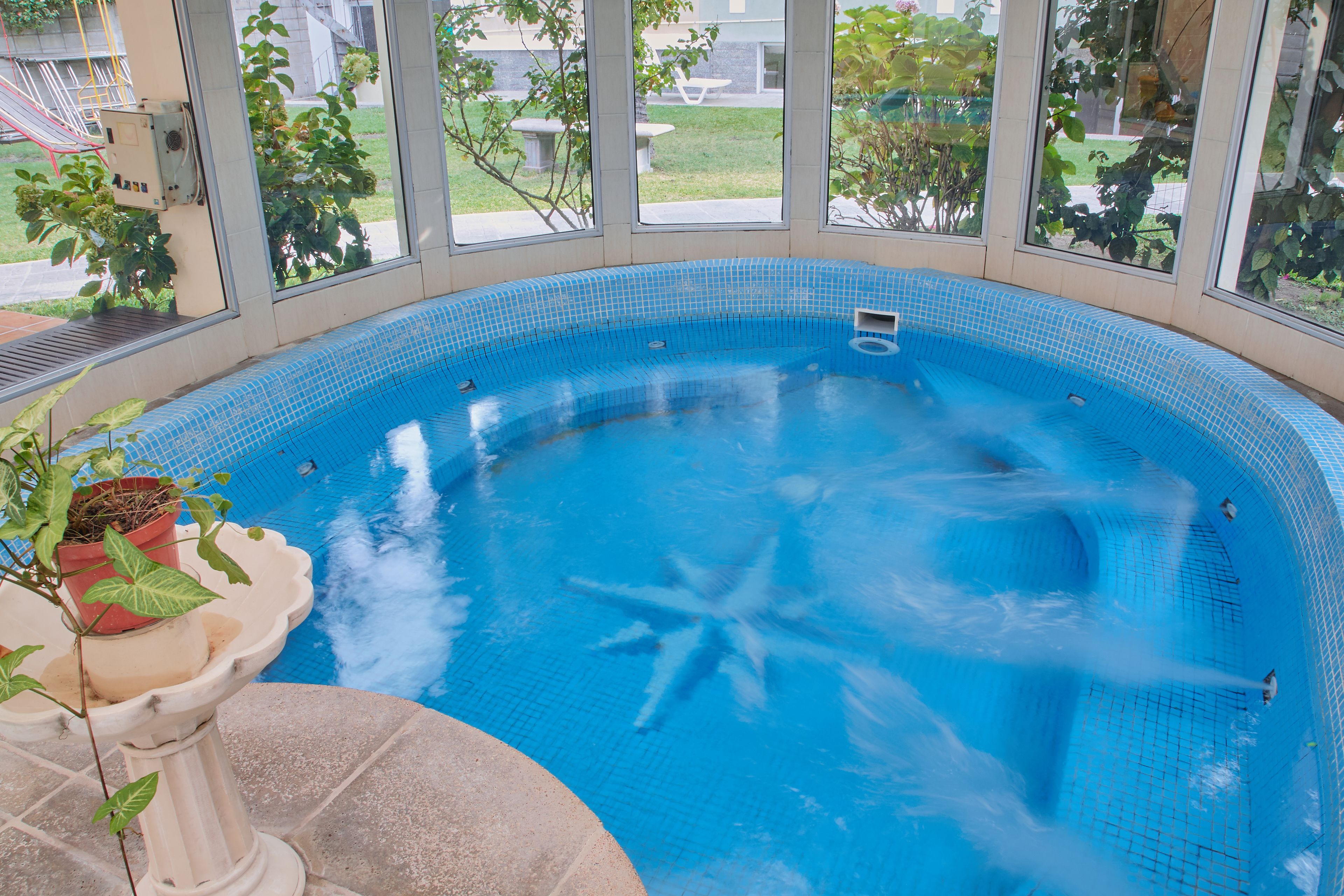 Indoor spa tub