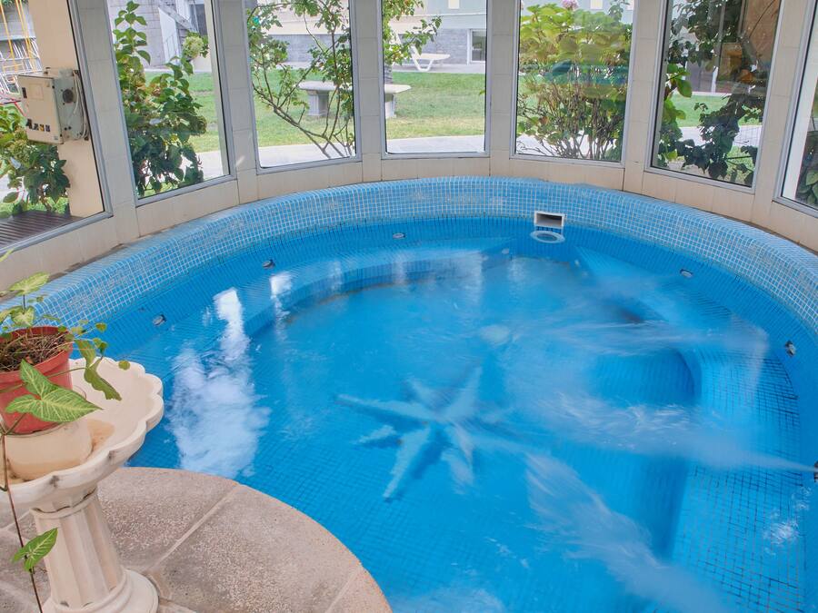 Indoor spa tub
