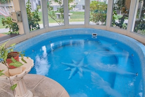 Un jacuzzi con vistas despejadas al exterior gracias a amplios ventanales.