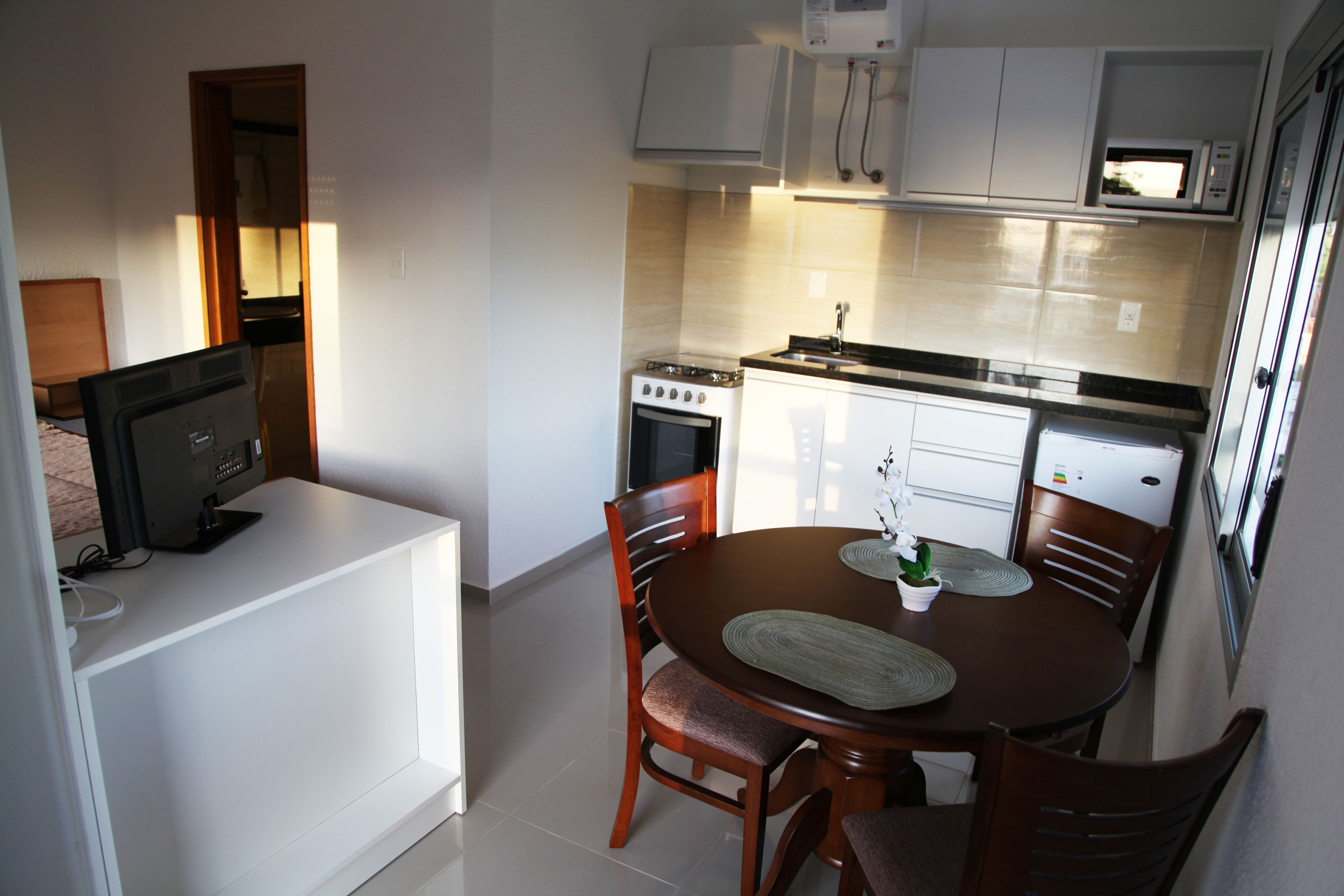 Cocina privada | Refrigerador con congelador, microondas, horno y parrilla de estufa 