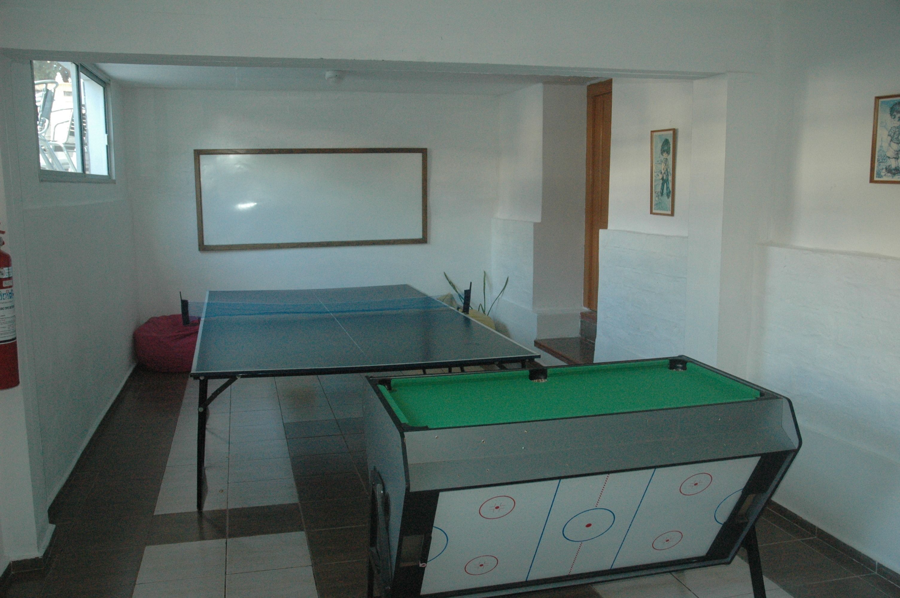 Une pièce équipée d’une table de billard, d’une table de snooker et d’un tableau blanc mural.