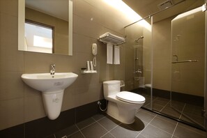 Shower, hair dryer, towels, shampoo - Watermark Hotel Sizihwan (Kaohsiung)