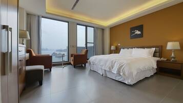 Luxury Double Room with Harbor View | Down comforters, in-room safe, desk, blackout drapes