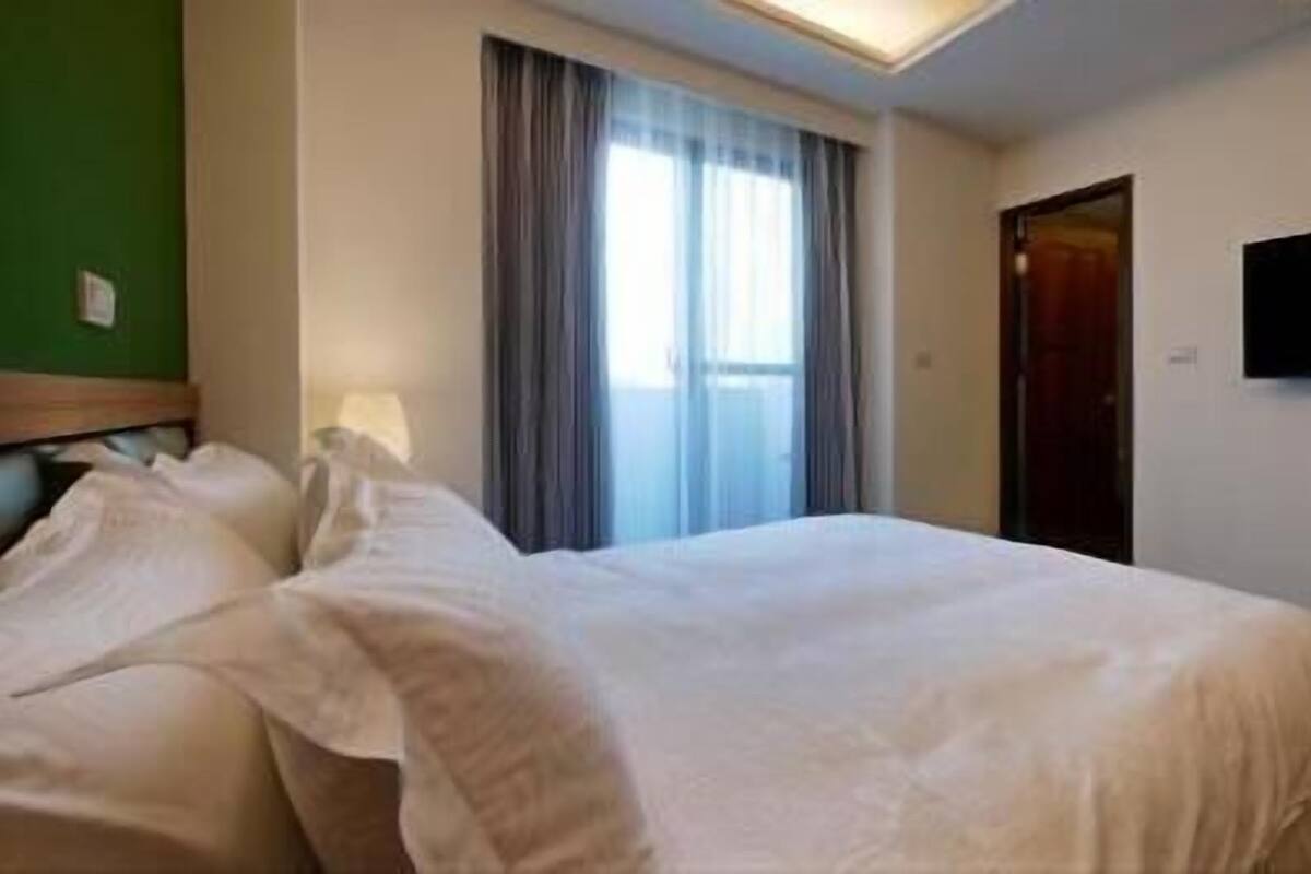 Edredón, caja de seguridad en la habitación y escritorio