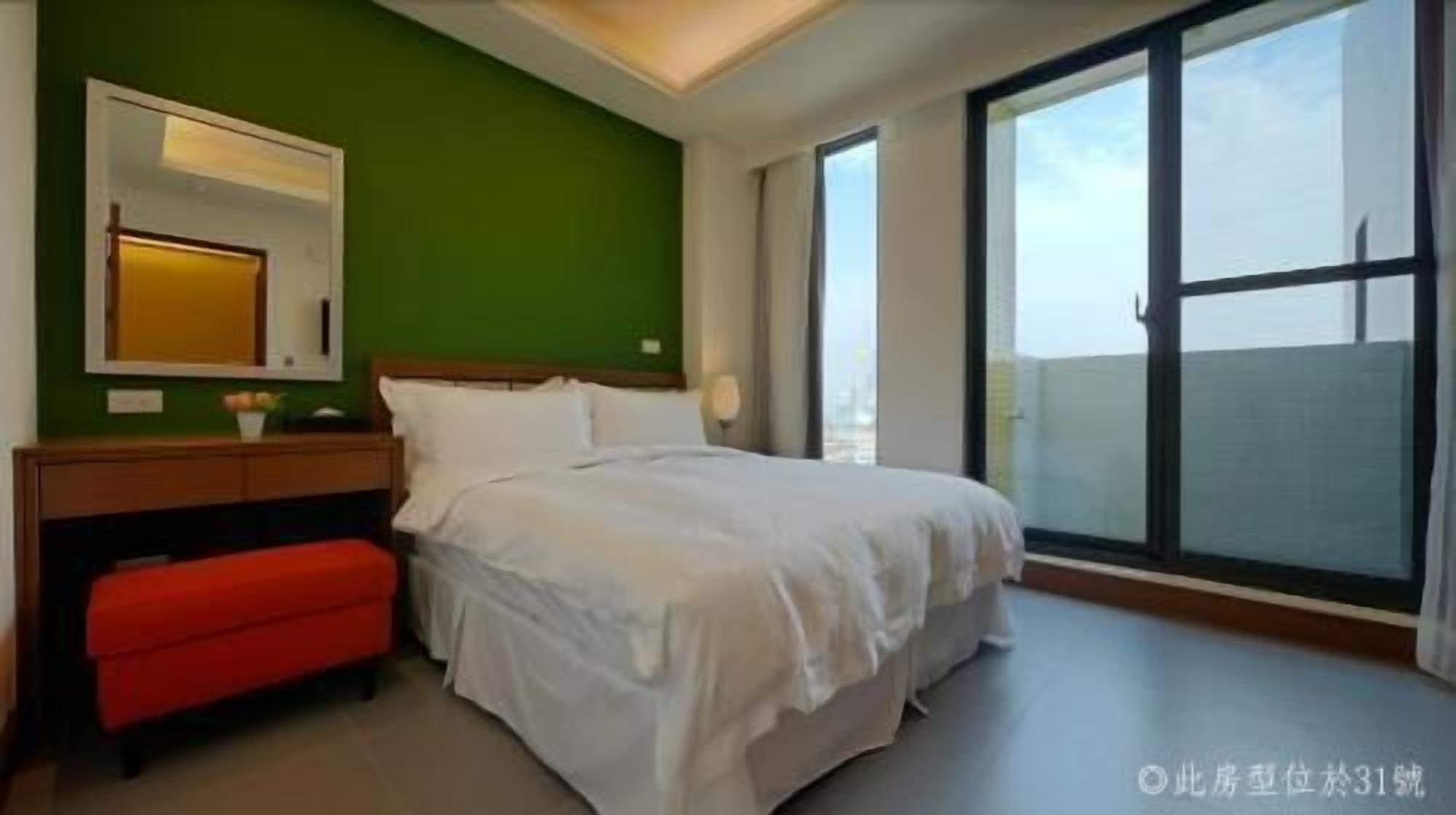 Down duvets, in-room safe, desk, blackout curtains