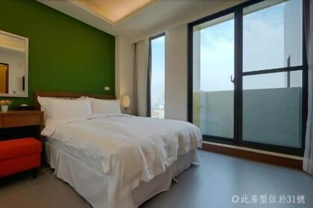 Down comforters, in-room safe, desk, blackout drapes