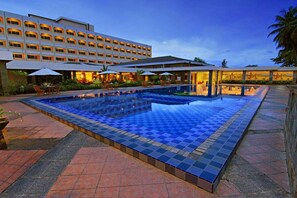 Outdoor pool, pool umbrellas, pool loungers - Hotel Pangeran Beach (Padang)