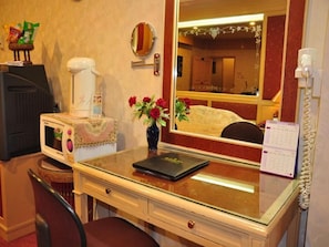 Minibar, caja de seguridad en la habitación y escritorio