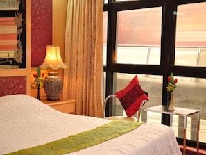 Minibar, in-room safe, desk, blackout drapes - Parkway Inn (Bangkok)