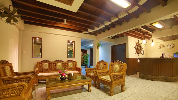 Lobby sitting area - Relax Guest House (Patong)