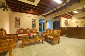 Lobby sitting area - Relax Guest House (Patong)