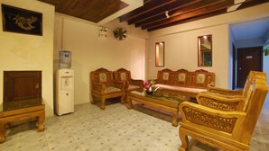 Lobby sitting area - Relax Guest House (Patong)