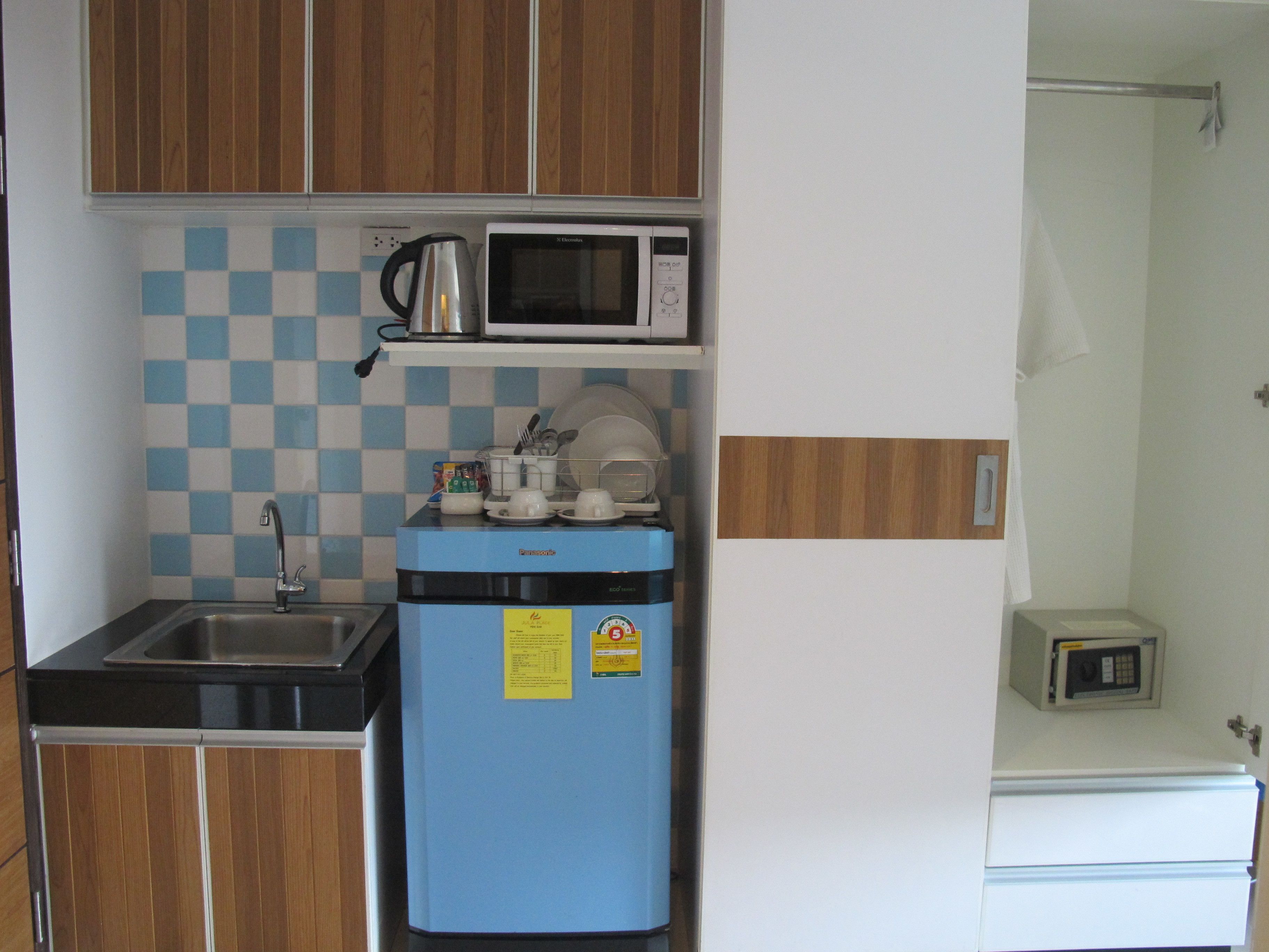 deluxe room | private kitchen | fridge, microwave, coffee/tea maker