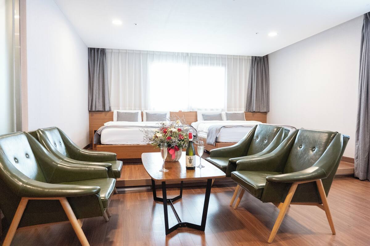 Premium Corner Suite Bed | Free WiFi, individually decorated, individually furnished, bed sheets