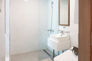 Douche, articles de toilette gratuits, sĂšche-cheveux, chaussons