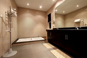 Separate bathtub and shower, jetted bath, free toiletries, hair dryer - Phuket Lagoon Pool Villa (Ko Kaeo)