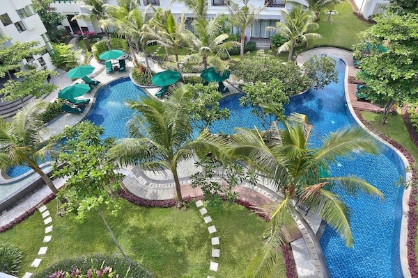 Kolam renang outdoor, dengan payung kolam renang dan kursi berjemur