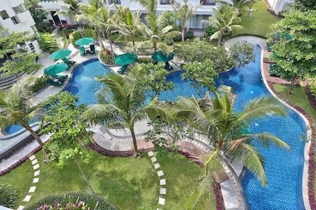 Outdoor pool, pool umbrellas, sun loungers