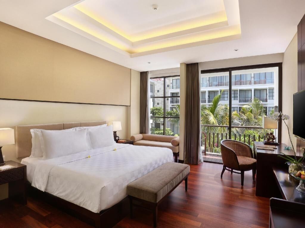 Bar mini, peti besi dalam bilik, meja, seterika/papan seterika 