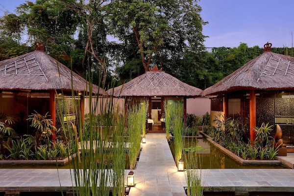 Couples treatment room(s), body treatments, aromatherapy