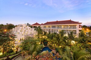 Outdoor pool, pool umbrellas, sun loungers - Bali Nusa Dua Hotel (Nusa Dua)