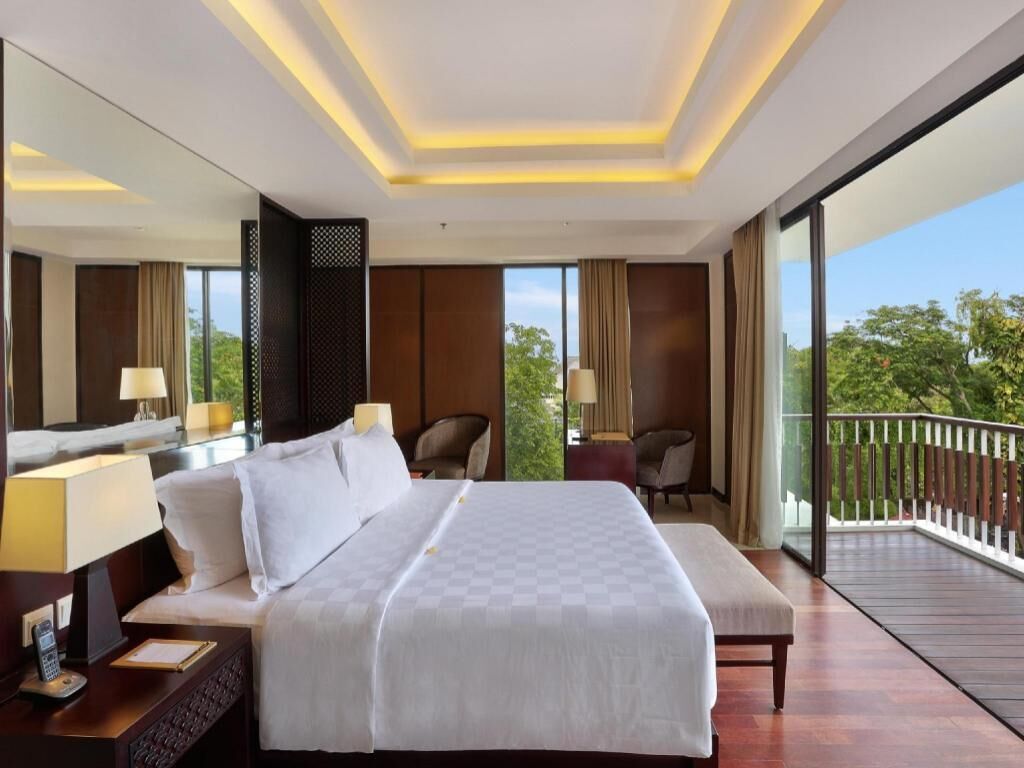 Bar mini, peti besi dalam bilik, meja, seterika/papan seterika 