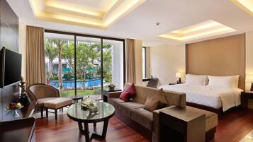 Suite Deluxe | Area soggiorno | TV LED 40 pollici con canali satellitari, TV