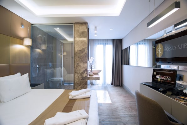 Rom – standard | Sengetøy av topp kvalitet, minibar, safe på rommet og skrivebord